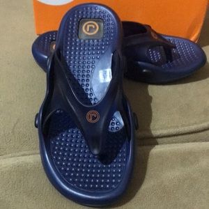 Rockport, kid navy sandals.  Size 3 (EUR 34)